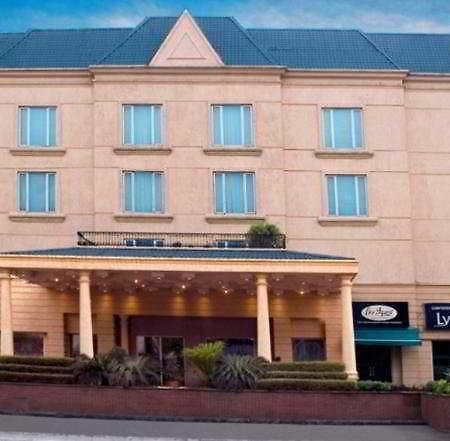 Savoy Suites Noida Kültér fotó